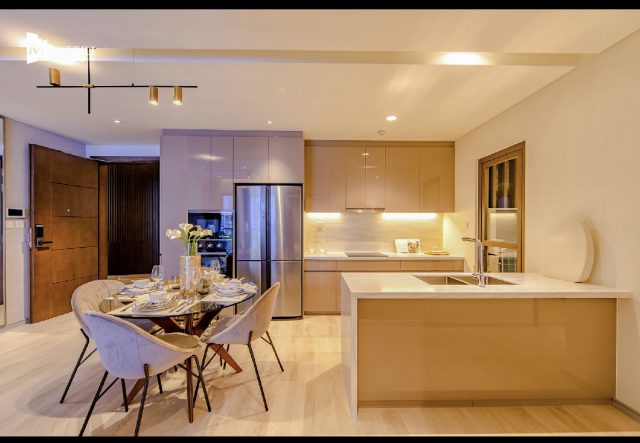 Không gian bếp và khu vực bàn ăn căn hộ